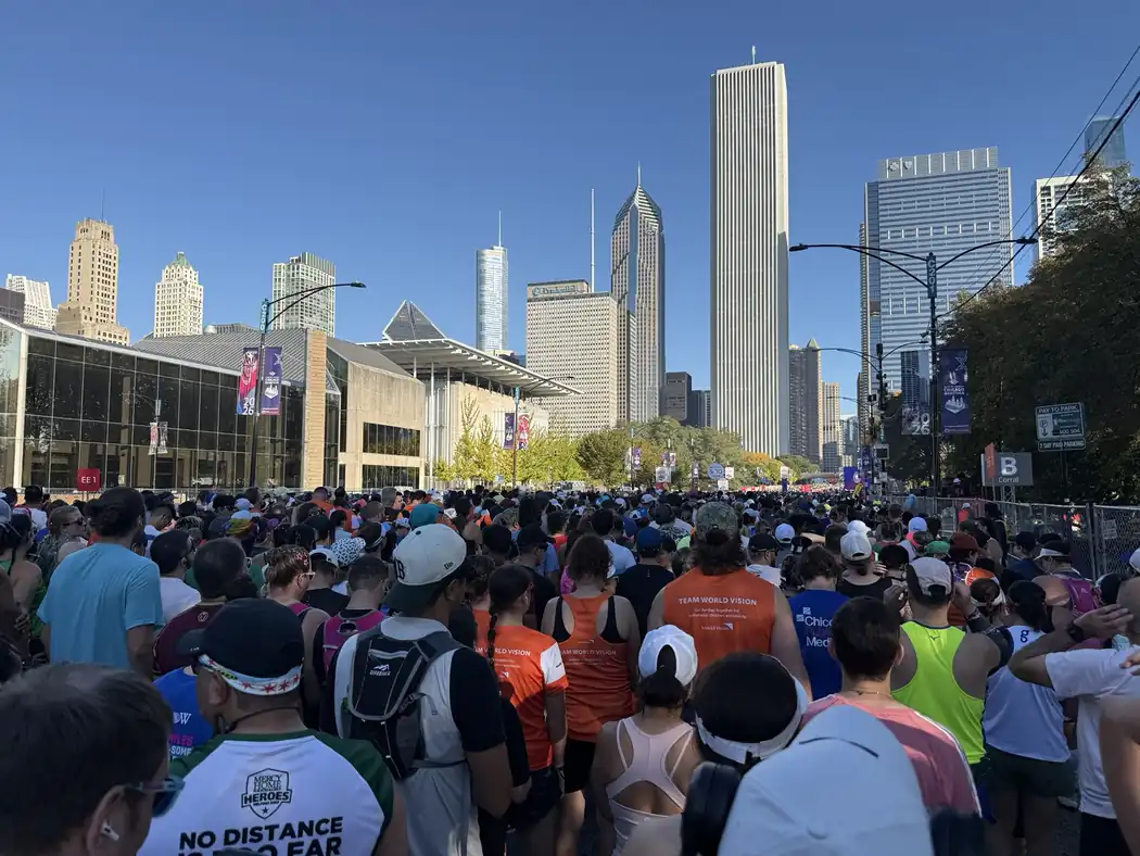 A crowd of marathon runners gathered downtown in Chicago beneath the city skyline